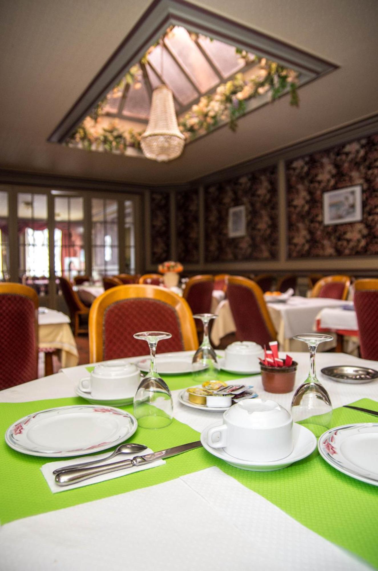 Hotel De La Gare Dol-de-Bretagne Kültér fotó
